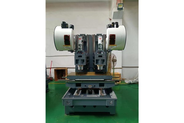 數控(kòng)機床技術：能獨(du)立控制的雙主(zhu)軸雙刀庫加工(gōng)中心設計